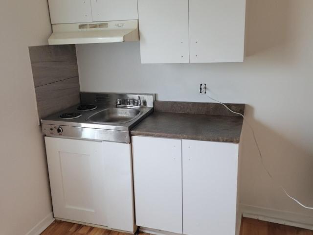 Studio à Louer 105 Rue King Est, Fleurimont Sherbrooke 3 photos | Logis Québec