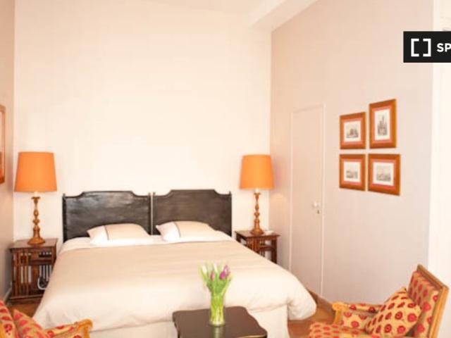 Studio à louer à 7Ème Arrondissement, Paris