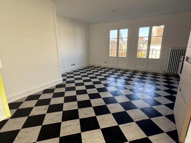STUDIO A LOUER AU 2E HYPER CENTRE VILLE REFAIT A NEUF