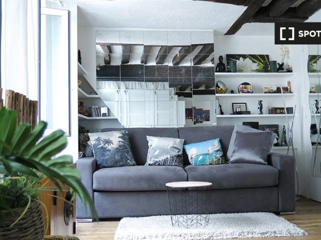 Studio à louer aux Enfants Rouges, Paris