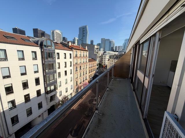 STUDIO A RAFRAICHIR EN DERNIER ETAGE AVEC BALCON