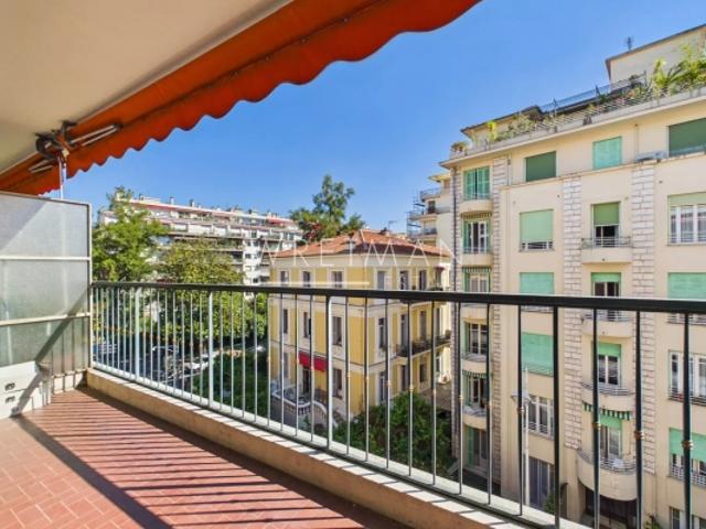 Studio à rénover avec terrasse spacieuse – Nice Libération
