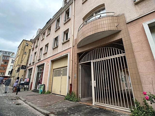 Studio à rénover situé dans un immeuble récent en plein cent