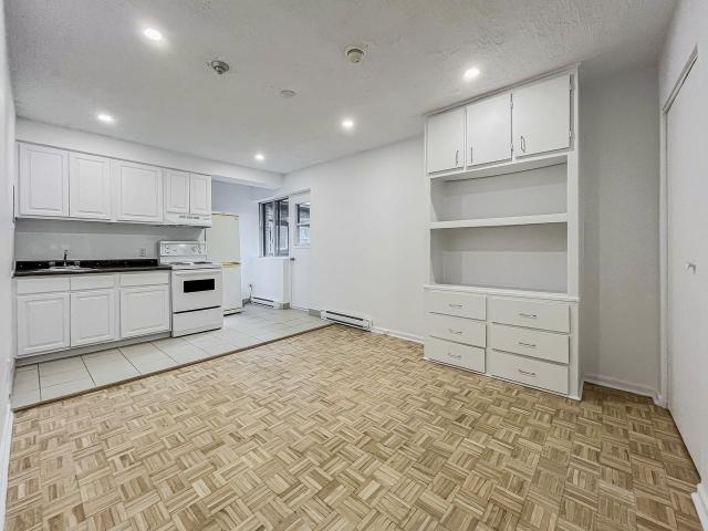 Studio Apartment for Rent at 1240 Rue du Fort #406, Montréal, QC H3H 2B7