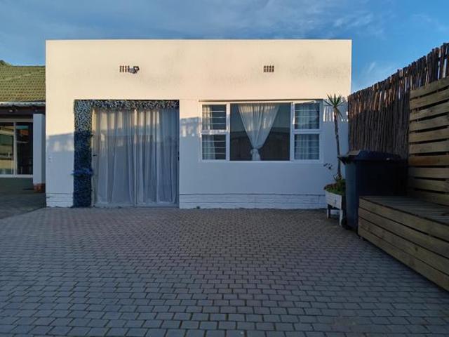 Studio apartment in Milnerton Central