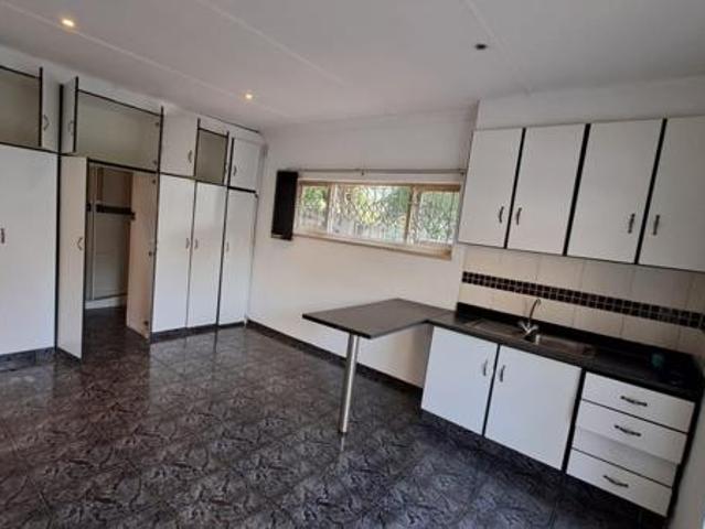 Studio apartment in Athlone Park