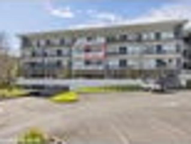 Studio apartment with car park in Albany location