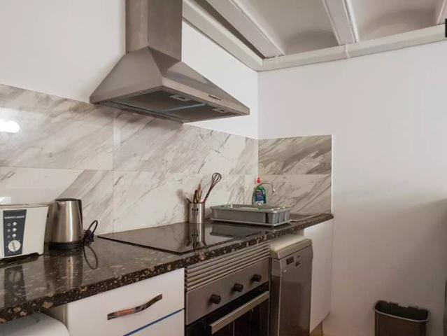 Studio apartment with terrace for rent in Raval
