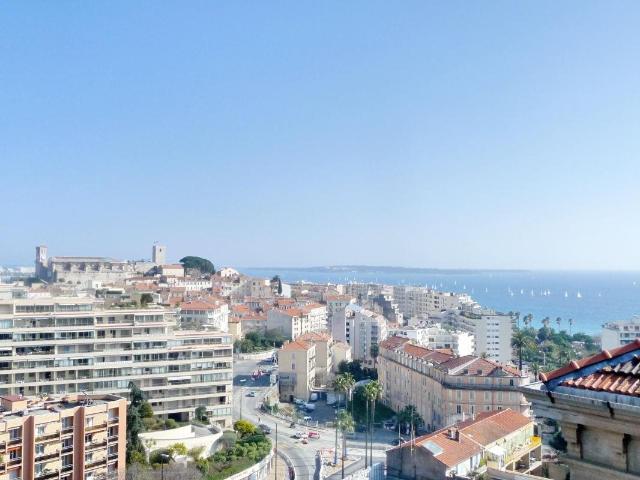 Studio atypique 55 m² avec mezzanine, dernier étage, terrass. 55m² Cannes