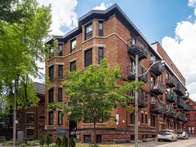 studio at 160 Huron Street Downtown West Toronto M5T 2B5