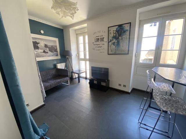 Studio au centre ville comprenant pièce principale avec coin cuisine équipée, salle de bains