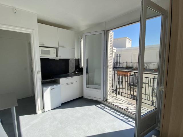 Studio au dernier étage avec ascenseur et petit balcon