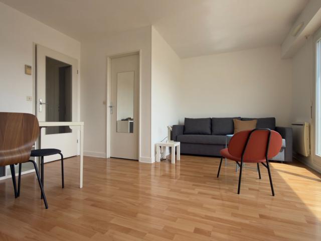 Studio au dernier étage avec beau balcon, parking et cave