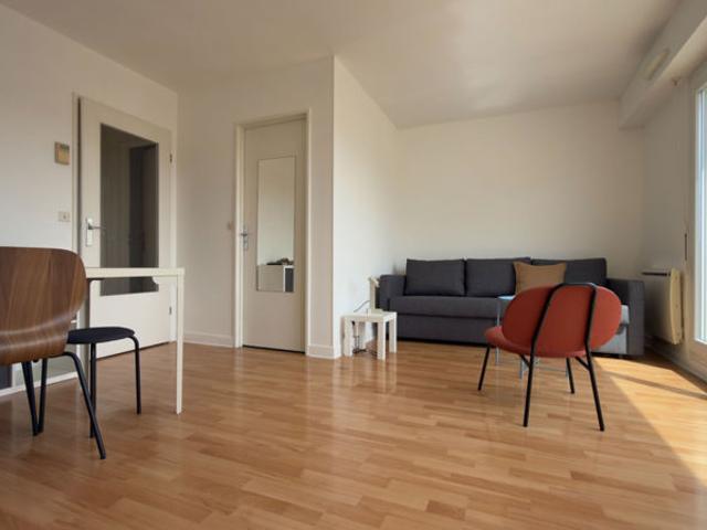 Studio au dernier étage avec beau balcon, parking et cave
