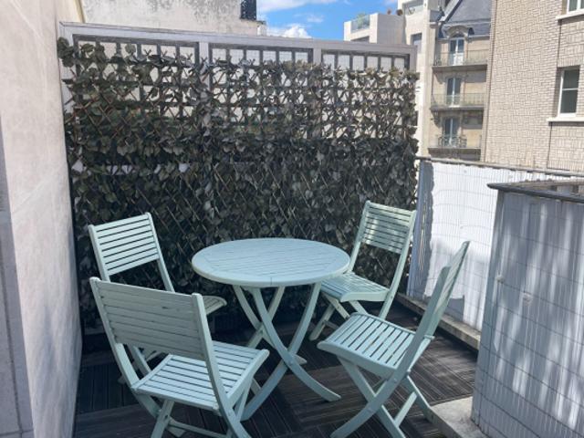 Studio avec terrasse 5ème étage Passy, 16ème Arrondissement de Paris !