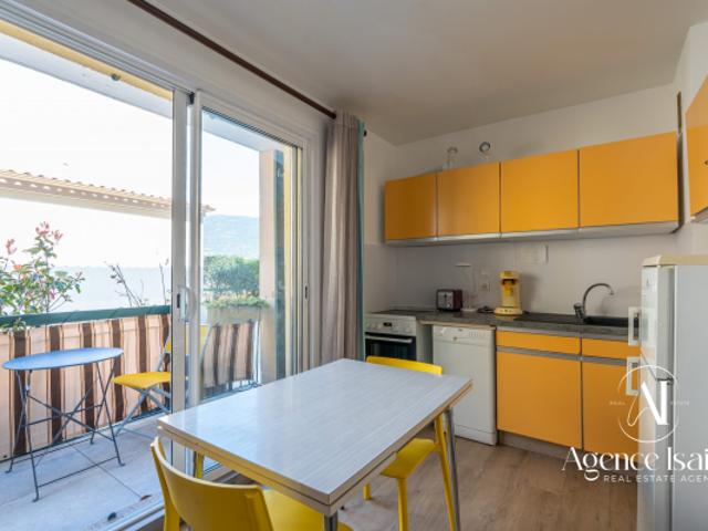 Studio avec terrasse Centre ville CALME