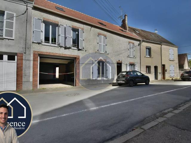 STUDIO AVEC TERRASSE EN PLEIN CENTRE D'AUNEAU BLEURY SAINT SYMPH