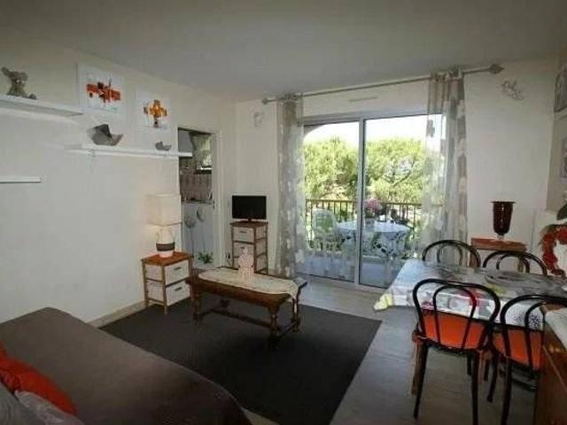 Studio avec terrasse, piscine et parking