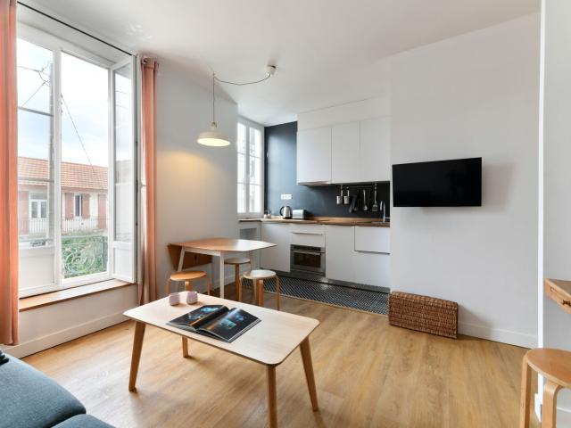 Studio avec alcôve proche des Halles et de la Côte des Basques