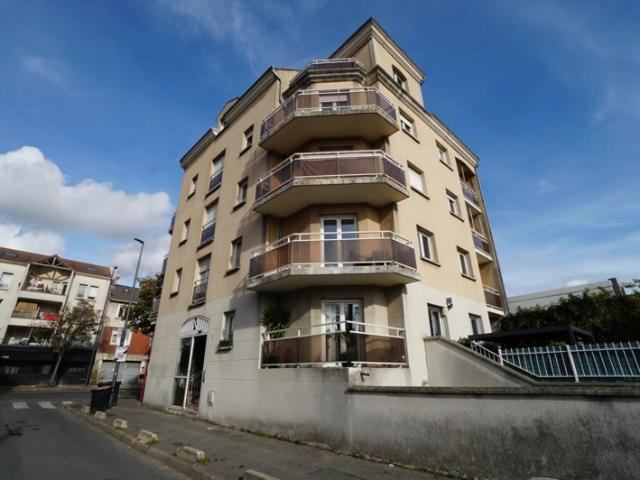 Studio avec balcon, parking et potentiel F2 Proche métro e