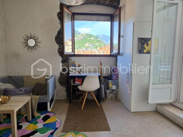 STUDIO AVEC BALCON VUE BASTILLE