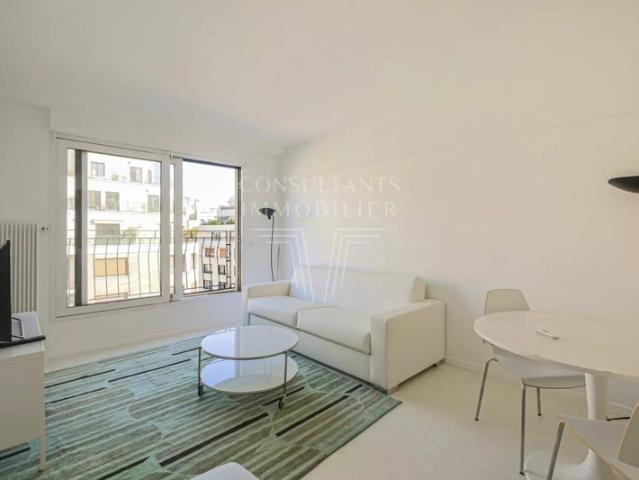 STUDIO AVEC BALCON VUE DEGAGEE PARFAIT ETAT