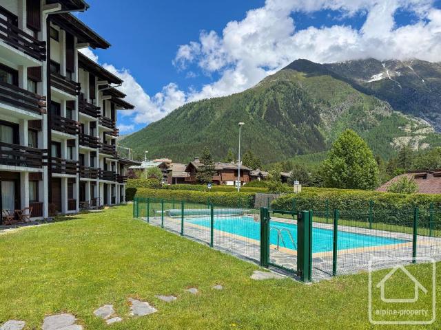 Studio avec cave de rangement, à distance de marche des remontées mécaniques, des transports en commun et des commodités, dans une résidence avec ascenseur et piscine extérieure, au cœur de la station de montagne d’Argentière