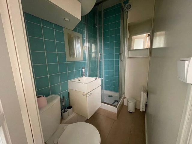 Studio avec cuisine et salle de douche, location meublée