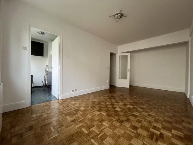 Studio avec cuisine séparée clair et calme Entre Porte de Saint Cloud et Marcel Sembat