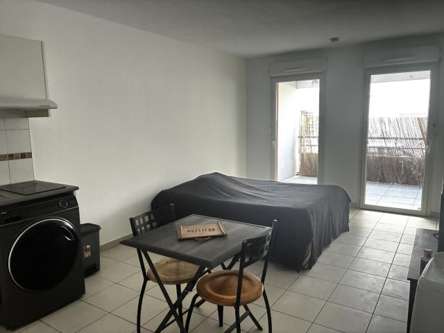 STUDIO AVEC EXTERIEUR + PLACE DE PARKING