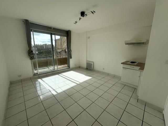 Studio avec grand balcon !