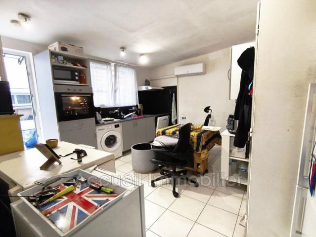 Studio avec grande cabine fermée, rez de chaussée, au calme. E