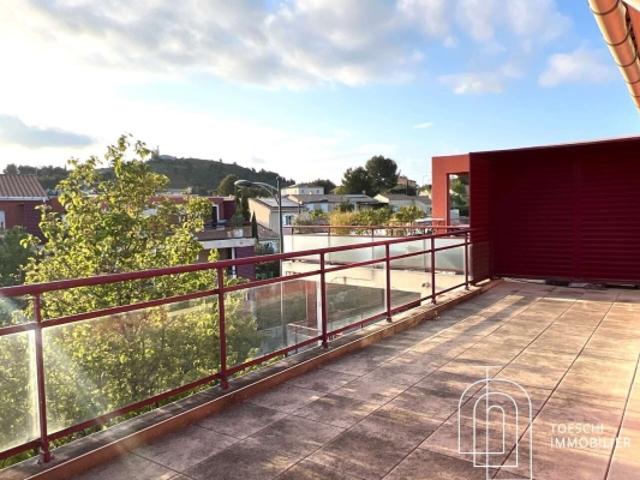 STUDIO AVEC GRANDE TERRASSE ET PARKING PRIVATIF