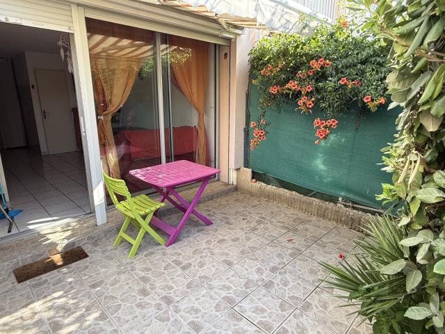 STUDIO AVEC JARDINET ET PLACE DE PARKING