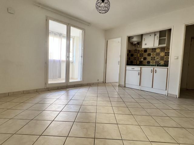 STUDIO AVEC LOGGIA A FREJUS