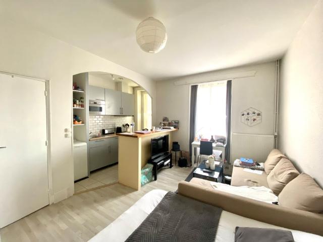Studio avec meubles mis à disposition donnant sur cour QUARTIER MAGENTA