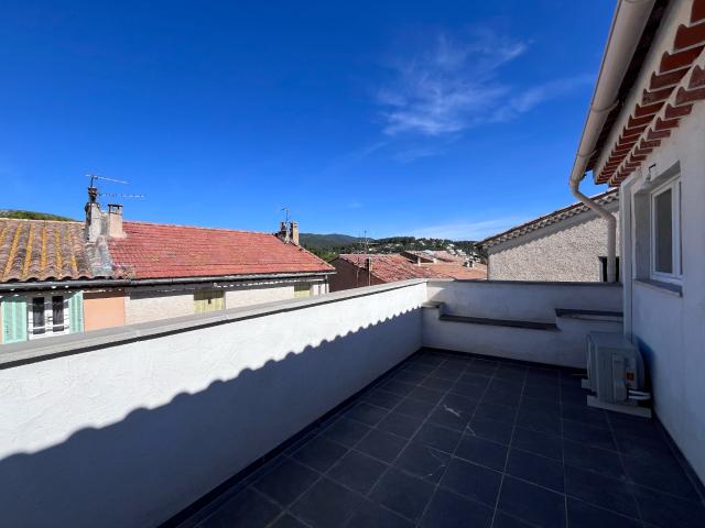STUDIO AVEC MEZZANINE ET TERRASSE DERNIER ETAGE CUERS