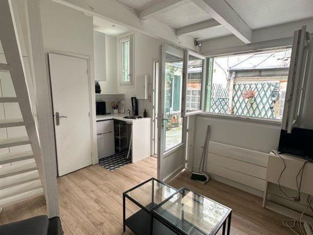 Studio avec petite cour Rue Brea