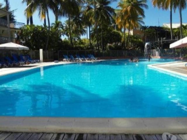 Studio avec piscine meublé équipé et climé, jardin