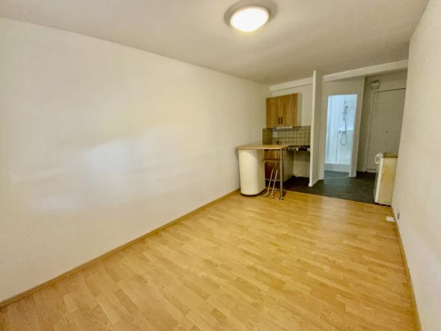 STUDIO AVEC PLACE DE STATIONNEMENT ET EAU INCLUS DANS LES CH