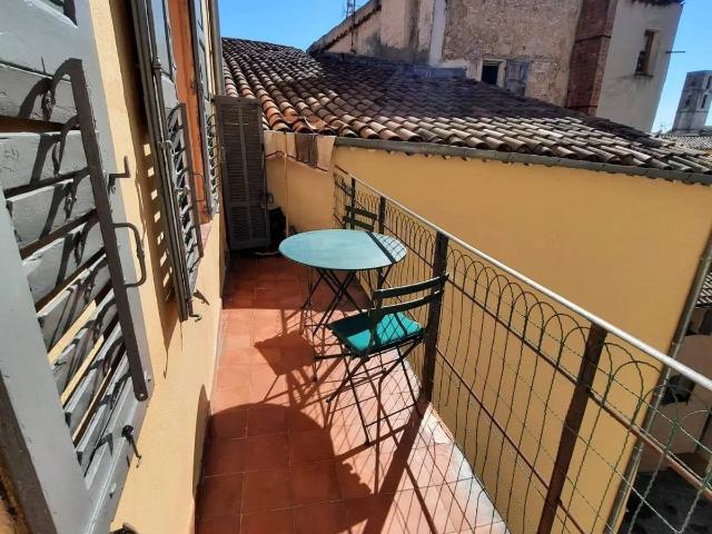 Studio balcon proche place aux aires