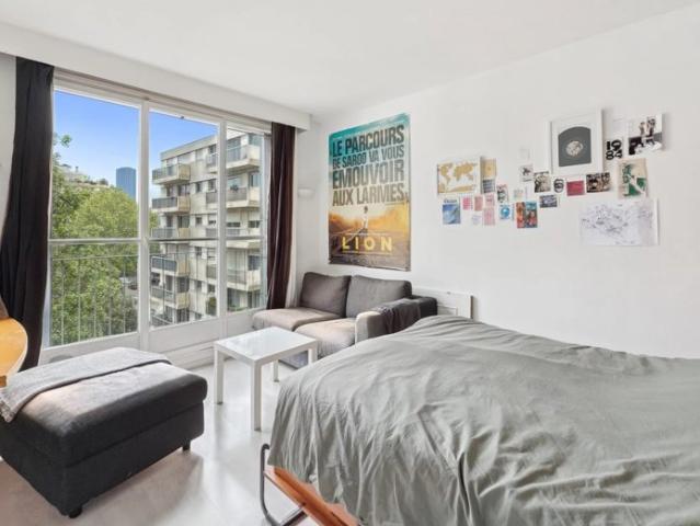 Studio Bis Meublé – Calme, Lumineux & Vue Dégagée – Paris
