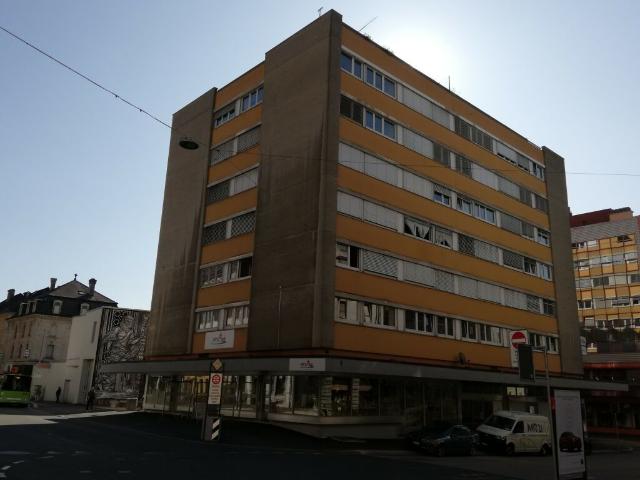Studio dans un immeuble avec ascenseur