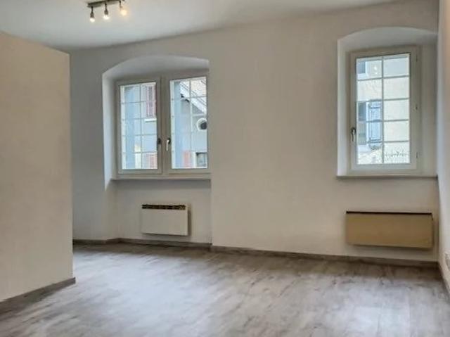 Studio de 1.5 pièces au 1er étage d'un petit immeuble situé dans la vieille ville de Monthey. Comptoir Immobilier