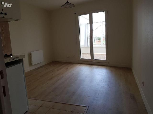 studio de 20 m² refait à neuf avec une véranda de 12 m² et une cuisine équipée à neuf au deuxiè.