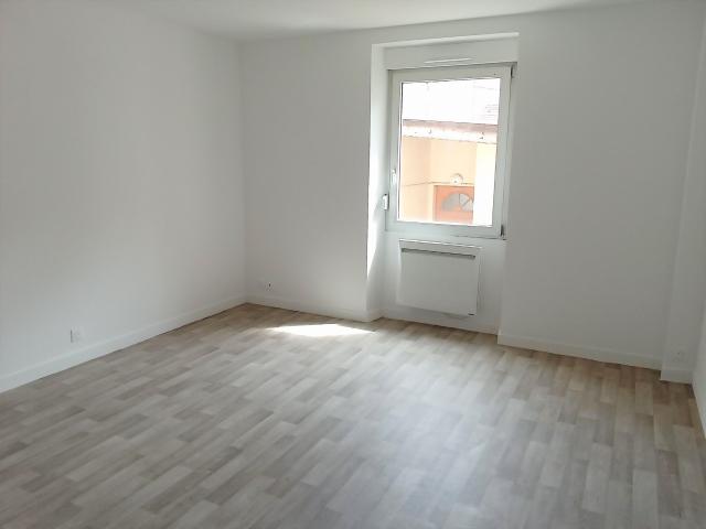 Studio de 25 m2 situé au 2ème étage, blvd St Marceau, idéal étudiant, disponible de suite