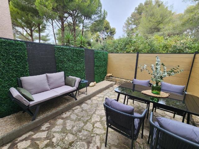 Studio de 27m2 rénové, avec une terrasse de 16m2 et une place de parking privative, secteur Fontsainte
