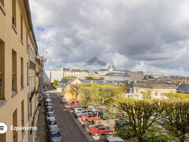 Studio de 36m2, en très bon état général, situé Place des Ca