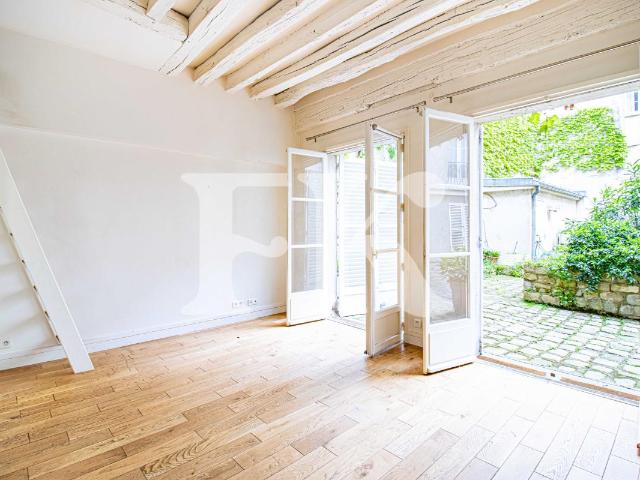 Studio de charme dans une copropriété fleurie — Rue Rousselet, Paris 7e