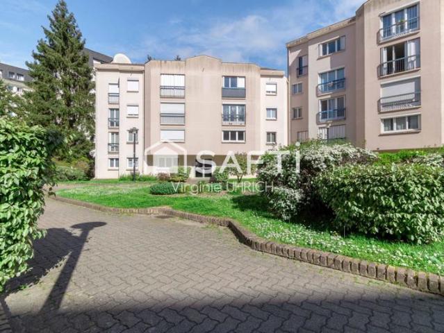 Studio de charme, rénové, de 32m2, carrez, avec grande cave, à maurepas, en zone piétone, au calme et proche de toutes commodités!